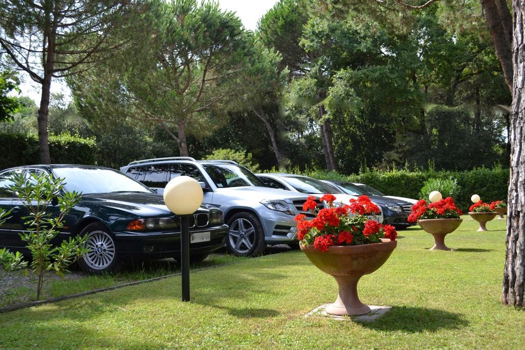 Hotel Villa Fiorisella マリーナ・ディ・マッサ エクステリア 写真