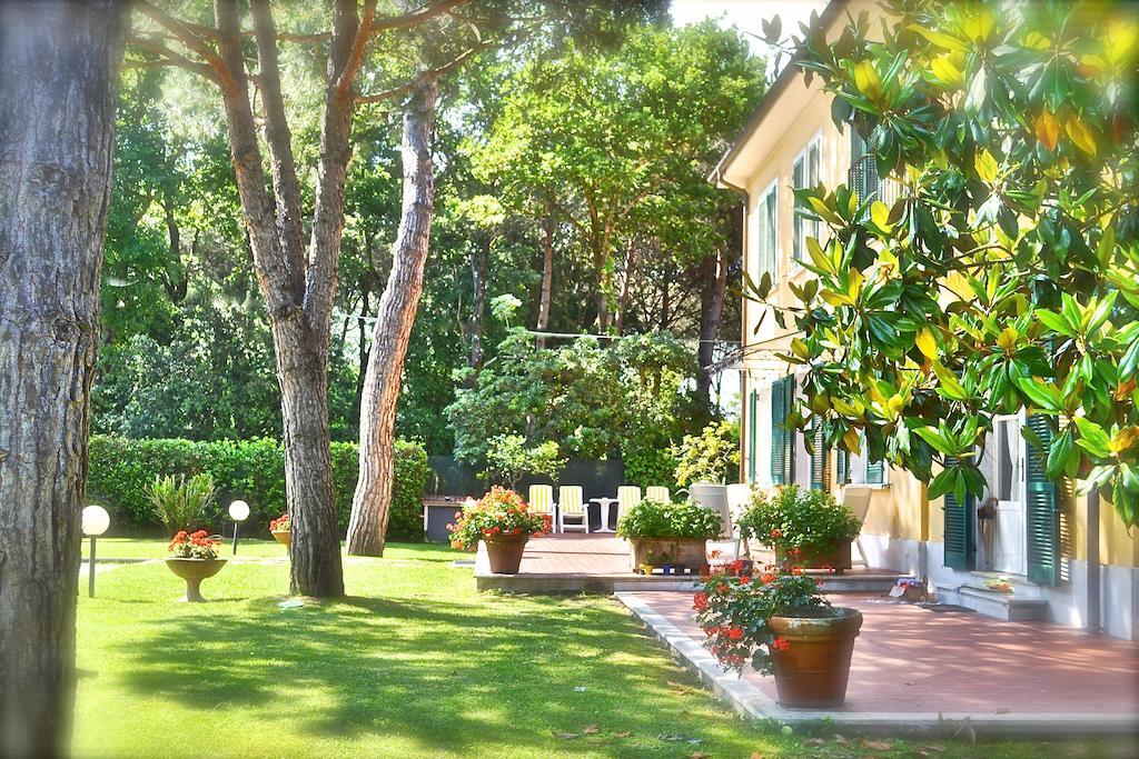 Hotel Villa Fiorisella マリーナ・ディ・マッサ エクステリア 写真