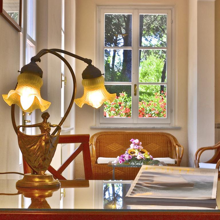 Hotel Villa Fiorisella マリーナ・ディ・マッサ エクステリア 写真