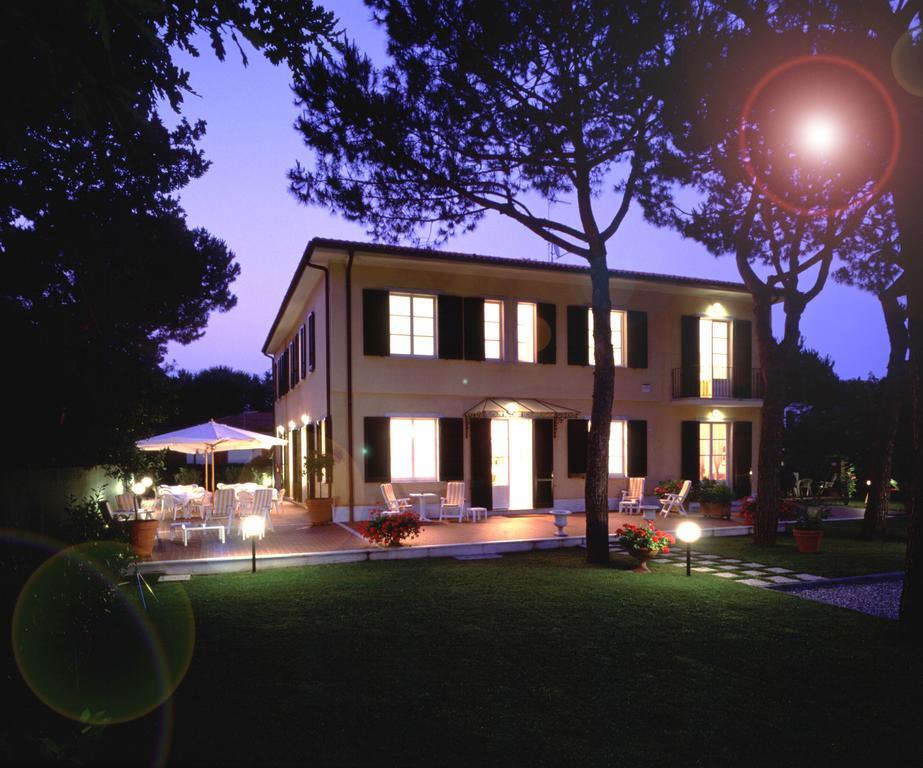 Hotel Villa Fiorisella マリーナ・ディ・マッサ エクステリア 写真