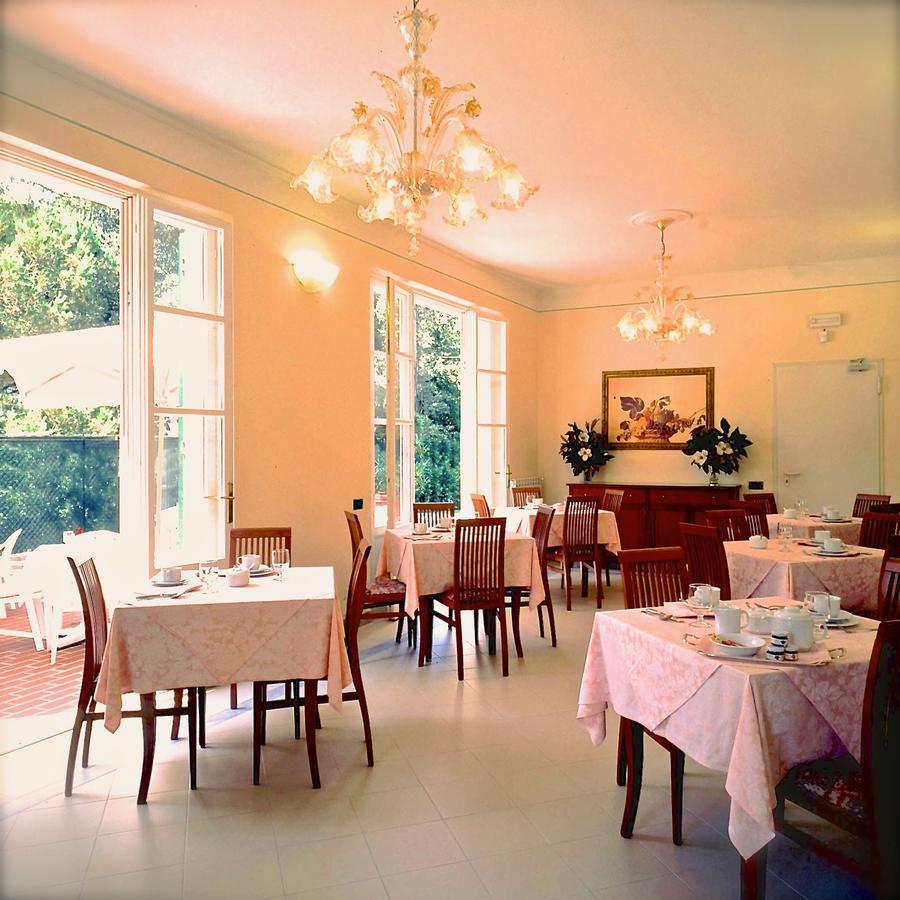 Hotel Villa Fiorisella マリーナ・ディ・マッサ エクステリア 写真